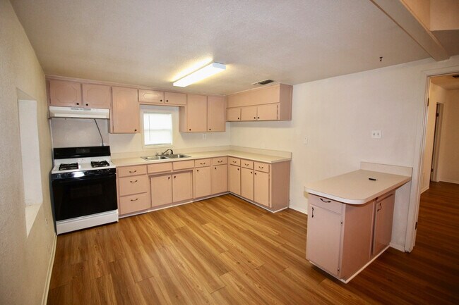 Foto del edificio - FOR LEASE! Cozy One Bedroom Home With Cent...