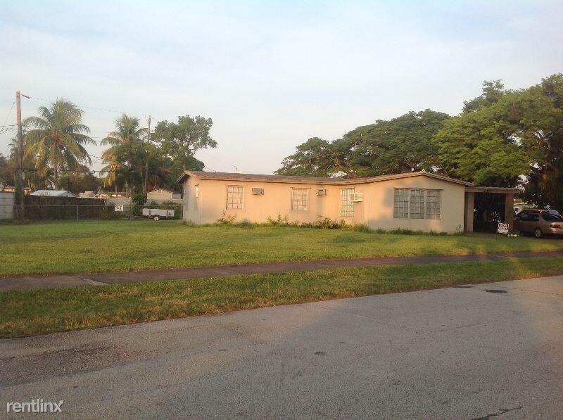 Primary Photo - 3 br, 1 bath House - 10820 S.W. 52 Drive