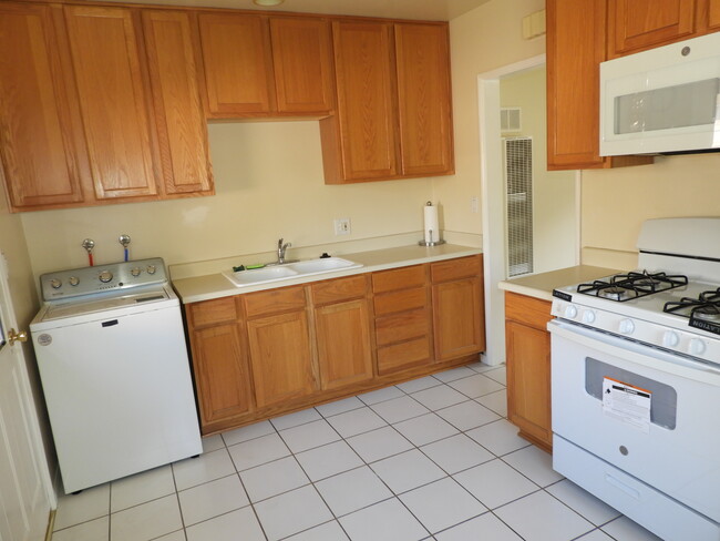 Kitchen - 326 N Monte Vista Ave