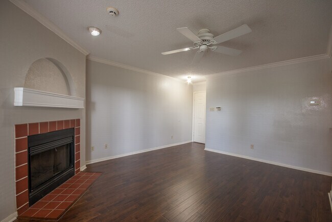 Building Photo - 2 Bedroom / 2 Bath Condo Off of Far West