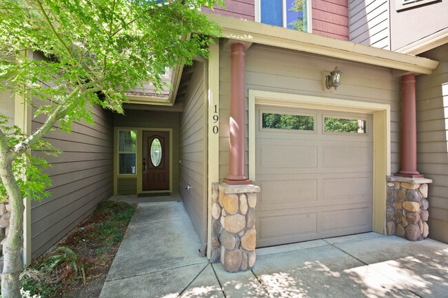 Building Photo - 190 Rivers Edge Dr