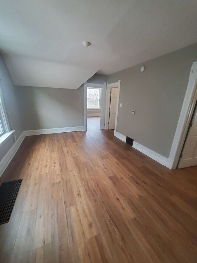 Building Photo - 3220 W Greenfield Ave. (Duplex)
