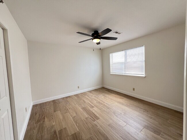 Building Photo - "Charming 2-Bed, 2-Bath Haven in Hollister – Your Perfect Retreat Awaits!"