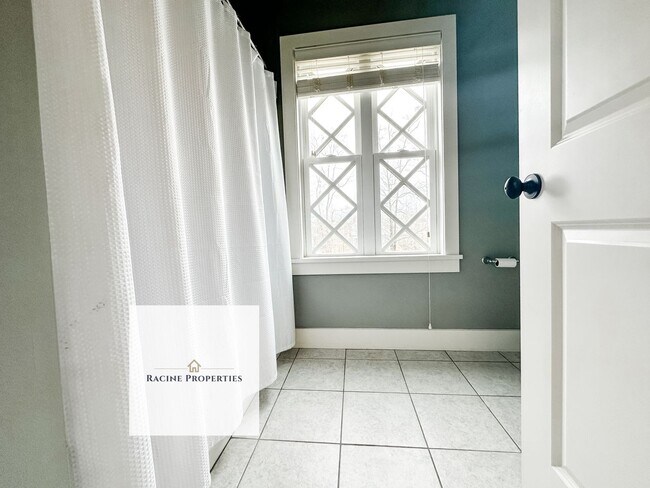 Foto del edificio - Property Available in the Very Popular -- ...