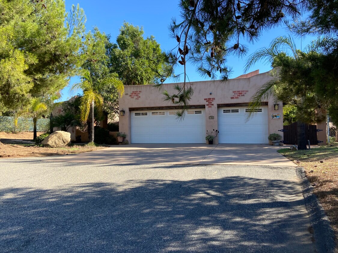 Primary Photo - 1471 Rainbow Valley Blvd