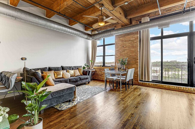 Building Photo - 1250 W Van Buren St