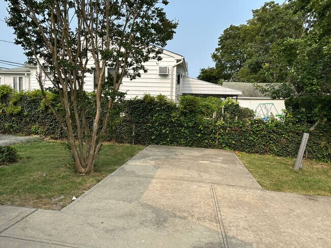 Building Photo - 293 Roquette Ave