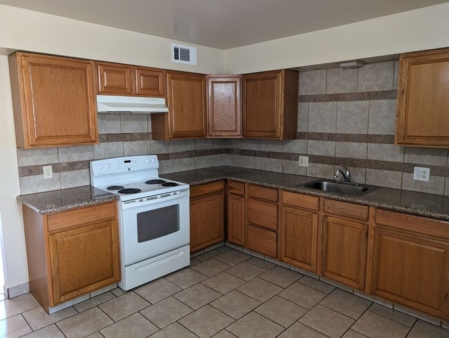 Building Photo - University Triplex