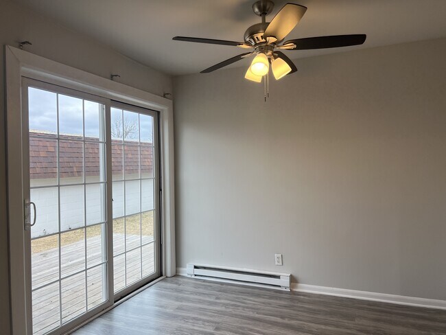 Building Photo - 1664 Molitor Rd