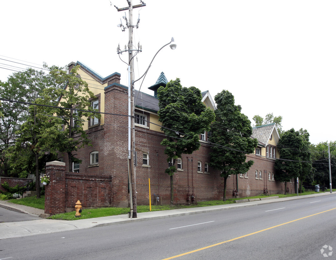 Primary Photo - Coxwell Stables