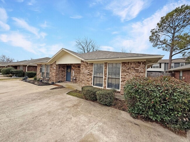 Photo - 2-Bedroom Duplex with Private Yard Near Shopping & Dining House