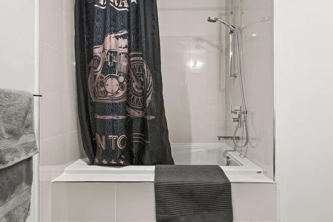 Building Photo - 1010-1016 6 St SW