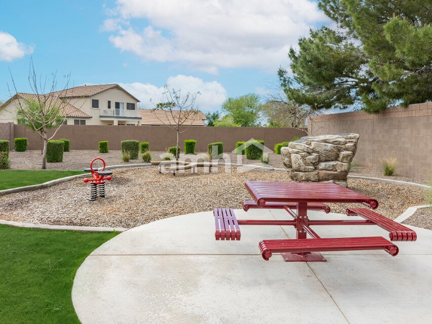 Foto del edificio - 5969 W Larkspur Dr