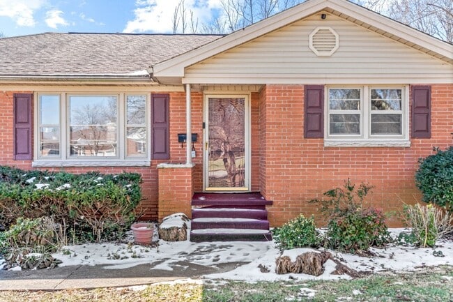 Building Photo - 2741 Clinton Cir
