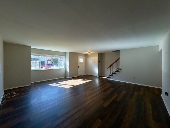 Building Photo - Charming 3Bed/2Full Bath/2 Half Bath in Ra...