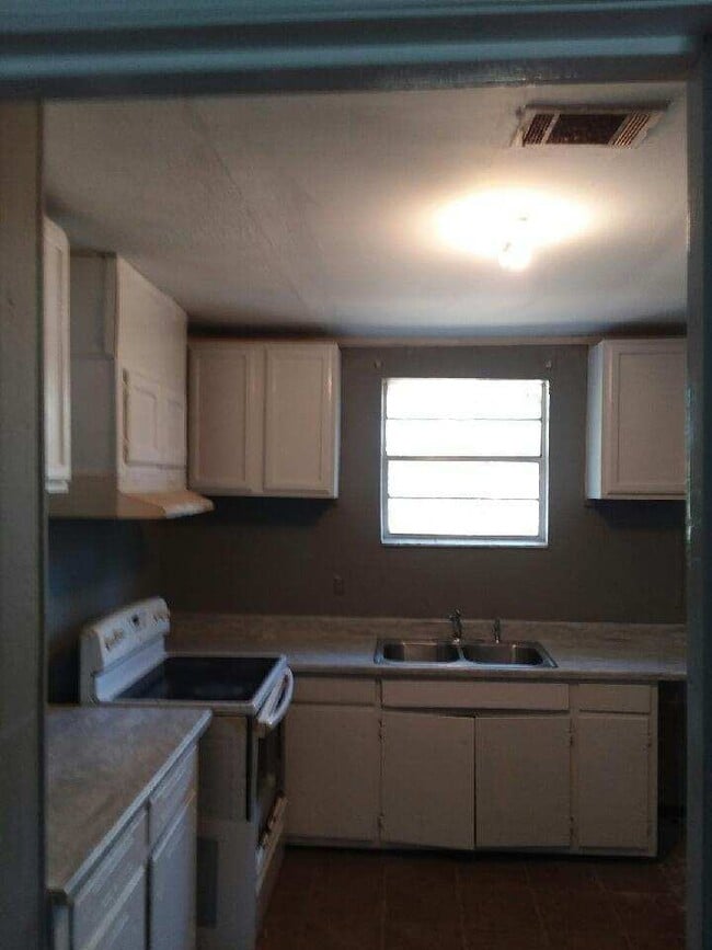Building Photo - 608 Quarterman St
