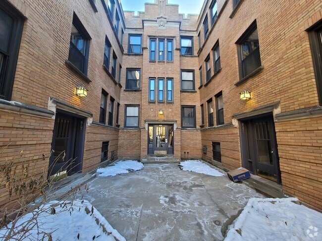 Building Photo - 820 W Cornelia