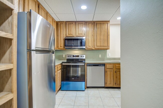 Building Photo - Updated Two Bed / One Bathroom Near Medica...