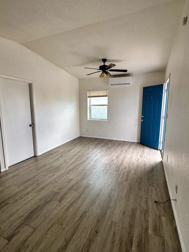 Building Photo - 1376 N Country Club Rd