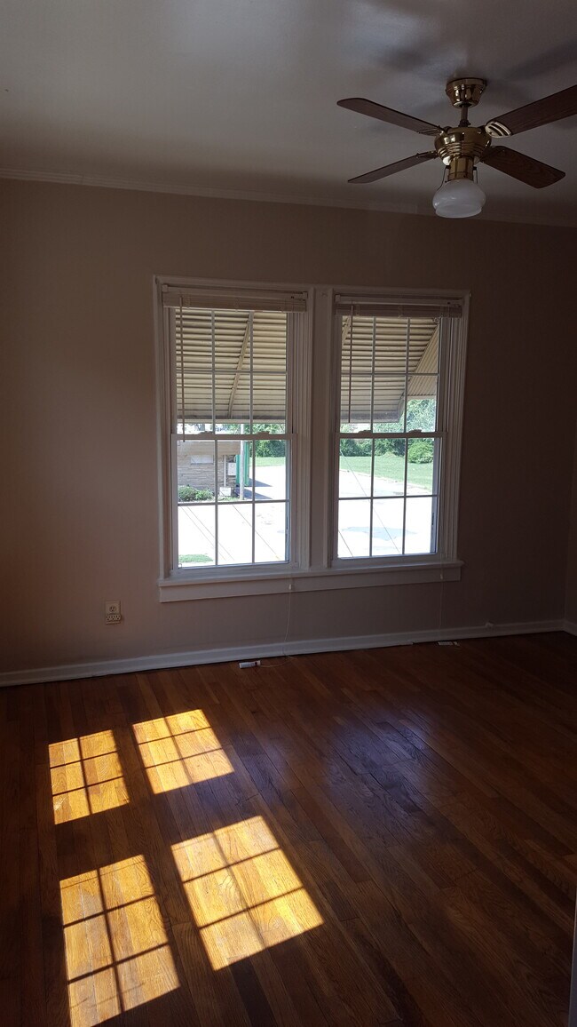 bedroom - 101 E 21st St