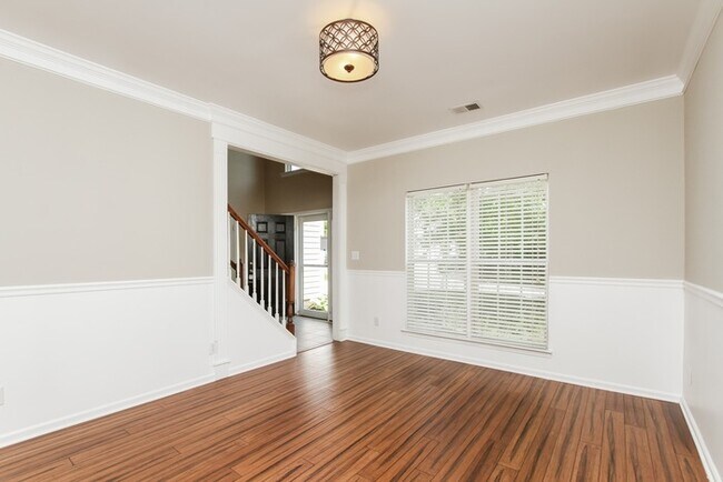 Building Photo - Spacious 5 Bedroom Home