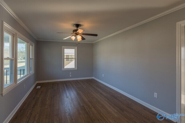 Building Photo - 1710 Oakwood Ave NE