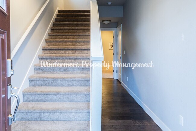 Foto del edificio - Stunning and Spacious 4-Bedroom in CK area