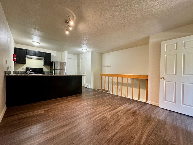 Building Photo - 3 BEDROOM UNIT AVAILABLE NOW IN BOULDER