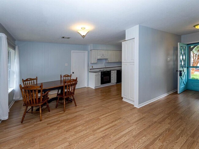 Building Photo - 926 Luella Ave