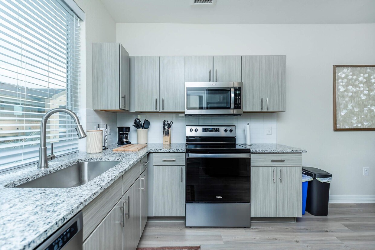 Foto principal - 920 Lakeline Blvd