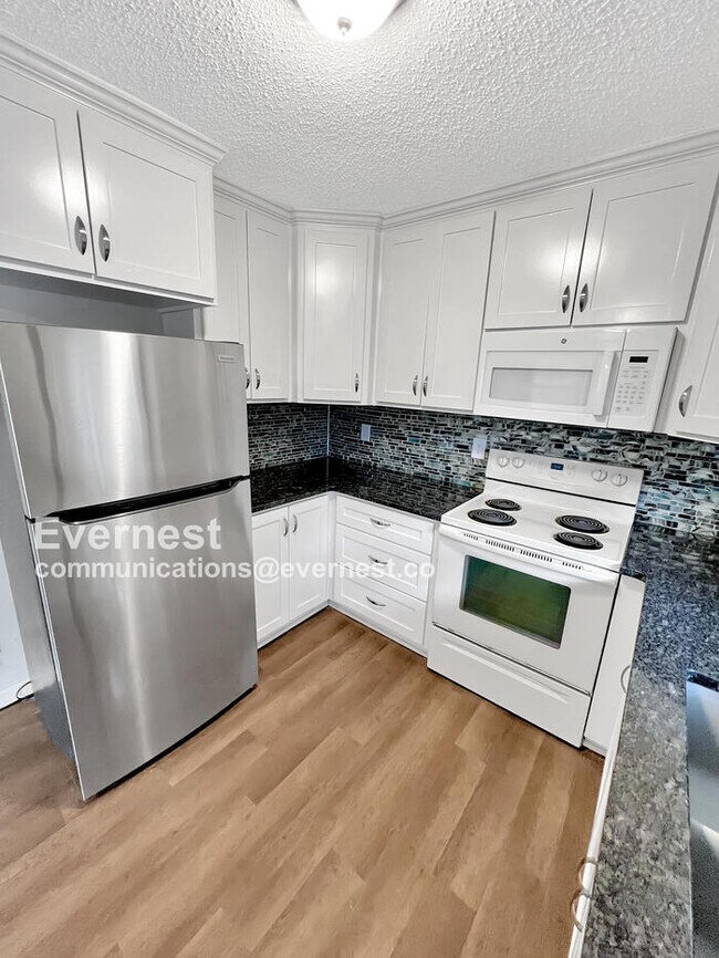 Building Photo - Charming 3-Bedroom Home with Garage / Pet-...