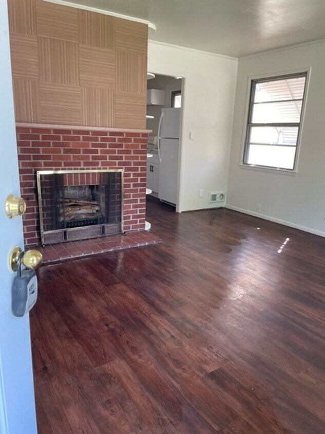 Foto principal - Charming 2-Bedroom Home in Prime Milwaukee...