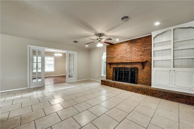 Building Photo - 1601 Larkspur Dr