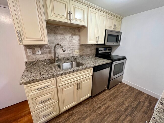 Building Photo - 242 Beacon St