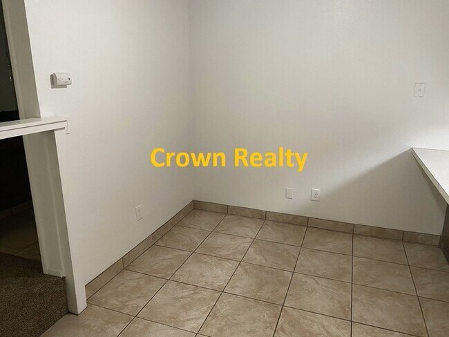 Building Photo - 2/1.5 Town home Off Mooney