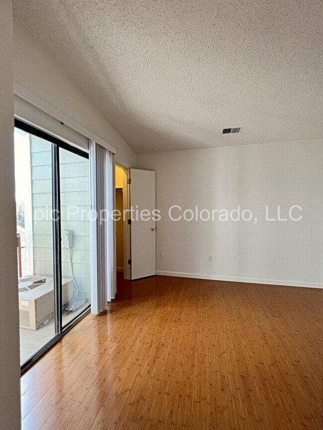 Building Photo - 942 S Dearborn Way