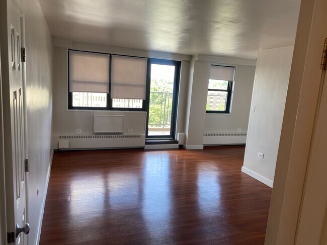 Building Photo - 50 Guion St