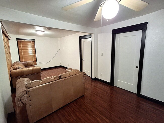 Foto del edificio - ALL PROSPECTIVE TENANTS MUST SUBMIT A $58 ...