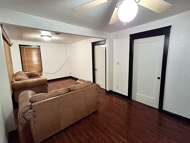 Foto del edificio - ALL PROSPECTIVE TENANTS MUST SUBMIT A $58 NON-REFUNDABLE APPLICATION FEE PER APPLICANT ONLINE AND...