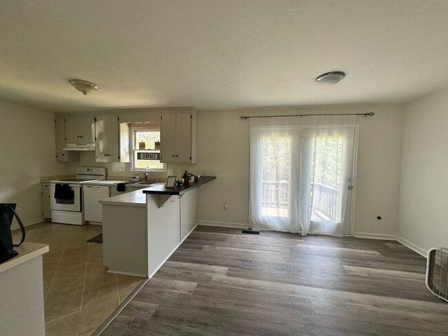 Building Photo - Newly renovated home in Twin Lakes Subdivi...