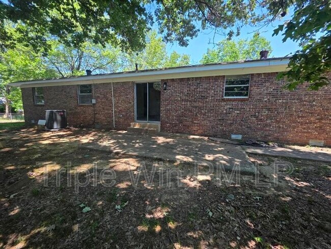 Building Photo - 19 Creekdale Dr