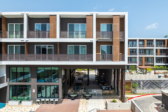 Building Photo - Lakeshore Pearl 2