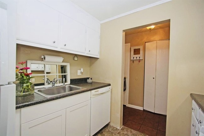Kitchen - 9 Louisburg Square