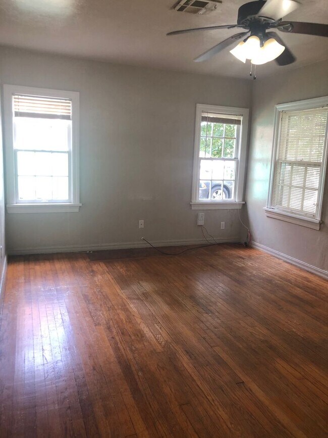 Foto del edificio - 2 Bed 1 Bath - Refrigerator Included - Urb...