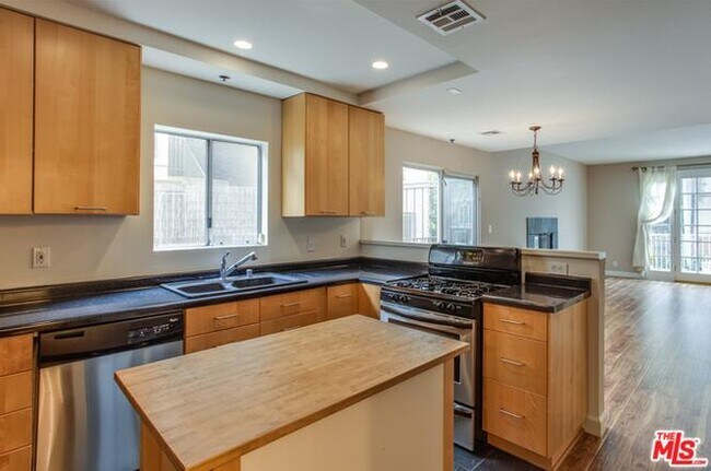 Foto del edificio - 2204 S Bentley Ave