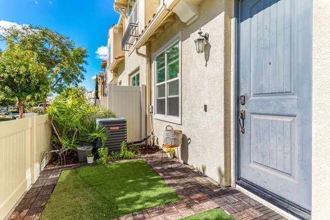 Building Photo - Beautiful 4 Bed 3.5 Bath Home in Great School District!! Located in Montecito.