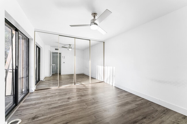 Foto del edificio - 1700 Embassy Dr