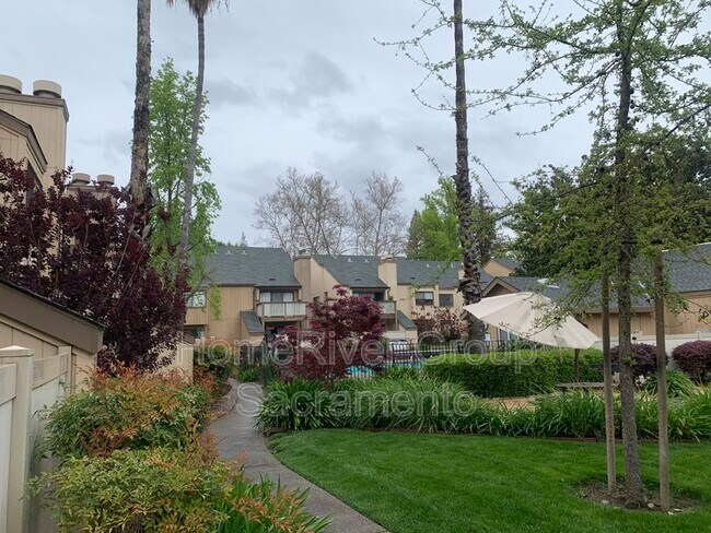 Building Photo - 523 Woodside Oaks