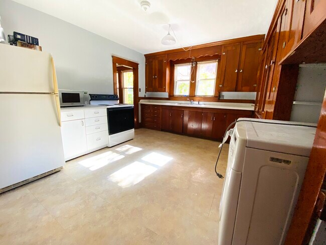 Eat-in Kitchen - 61 Spring St