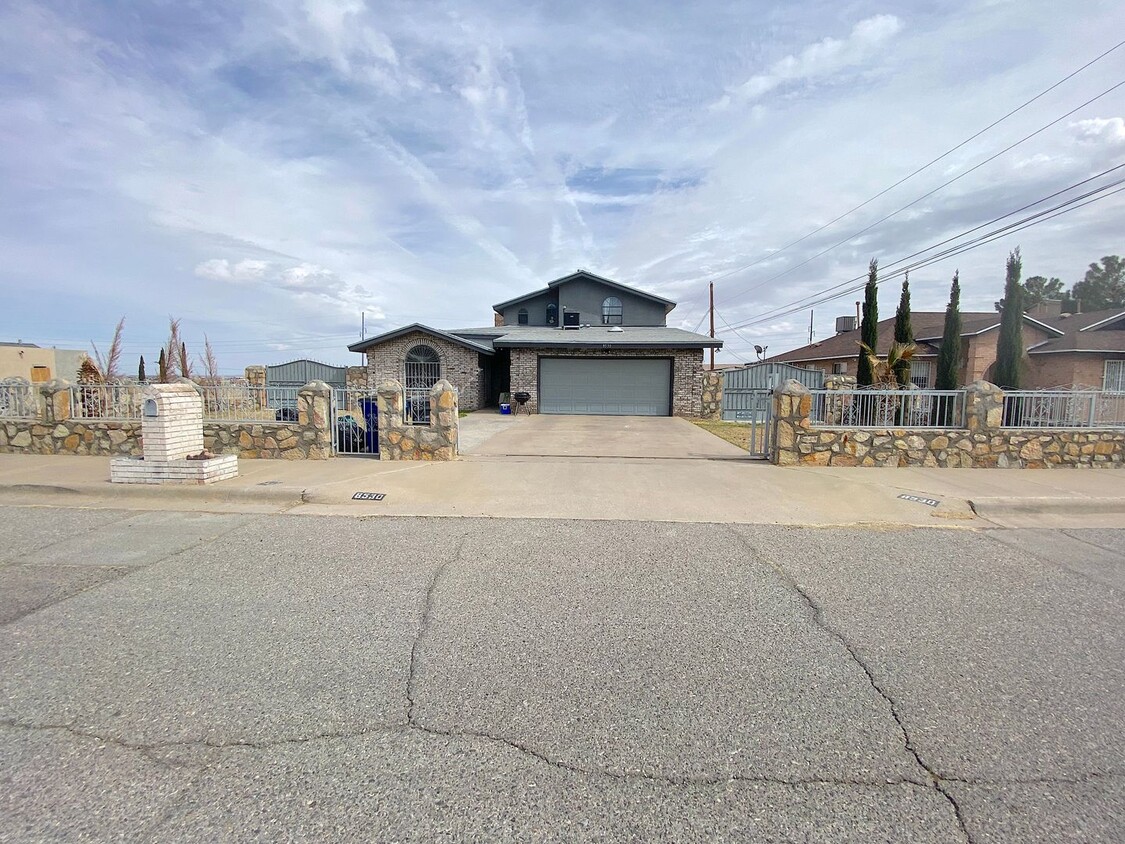 Primary Photo - Spacious 4 Bed/3 Bath Refrig A/C Home